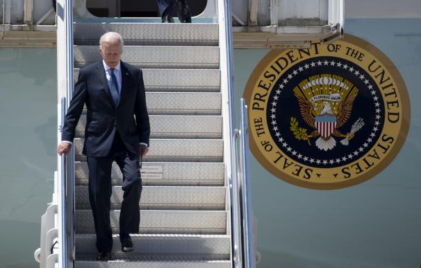 El presidente de EEUU, Joe Biden, baja por las escaleras de su avión Air Force One.