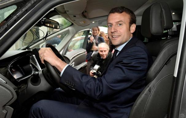 Macron posa montado en el coche