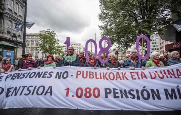 Miles de pensionistas se manifiestan en Euskadi y Navarra por la pensión de 1.080 euros
