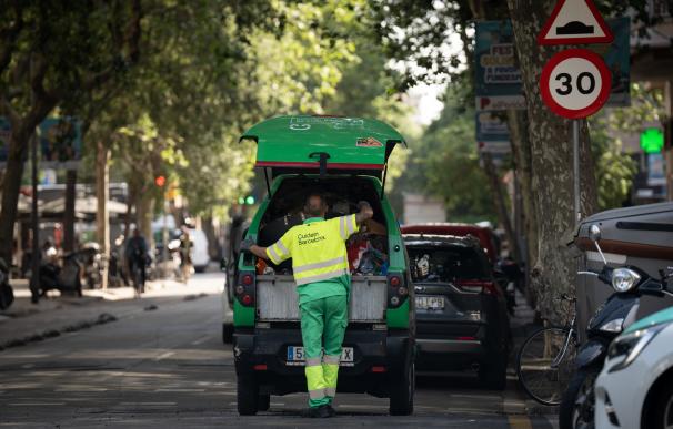 Un trabajador de recogida de basuras, a 10 de mayo de 2023, en Barcelona, Cataluña (España).