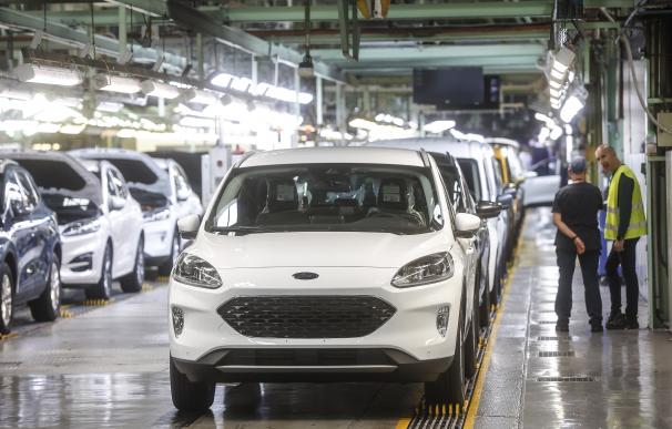 Varios vehículos en la fábrica de Ford en Almussafes