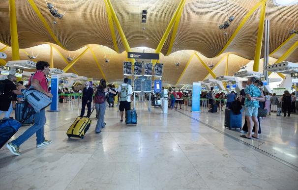 Viajeros con sus enseres en el aeropuerto Adolfo Suárez Madrid-Barajas