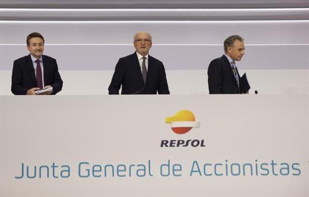 El presidente no ejecutivo de Repsol, Antonio Brufau (c) junto al consejero delegado Josu Jon Imaz (i) y el secretario del consejo de administración Pablo Blanco (d)