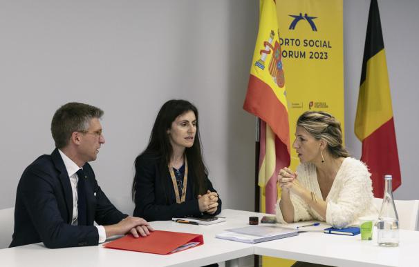 La Viceprimera Ministra Segunda y Ministra de Trabajo de España, Yolanda Díaz (I), y el Ministro de Economía y Empleo de Bélgica, Pierre-Yves Dermagne