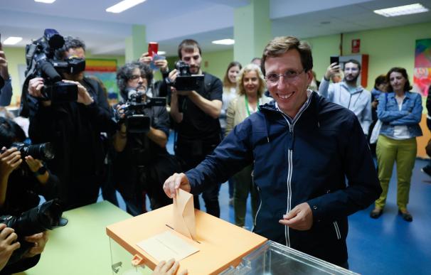El alcalde de Madrid y candidato a la reelección por el PP, José Luis Martínez-Almeida, ejerce su derecho al voto en el Colegio José Ortega y Gasset,