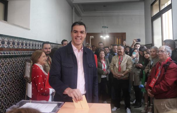El secretario general del PSOE y presidente del Gobierno de España, Pedro Sánchez, ejerce su derecho al voto