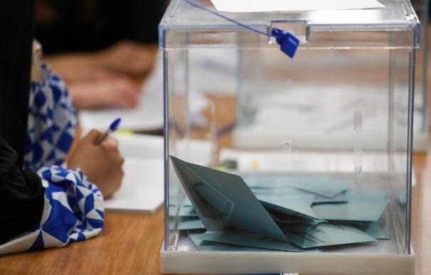 Una urna con papeletas electorales, a 28 de mayo de 2023