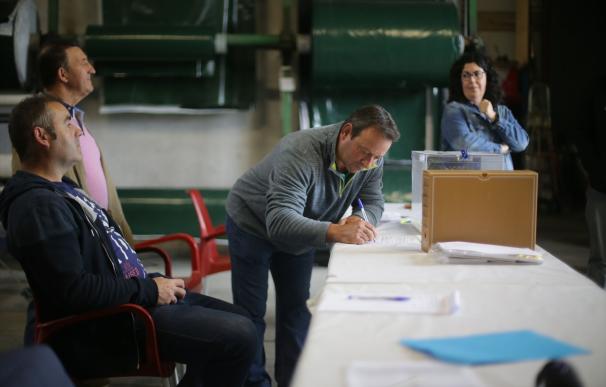 Varias personas ejercen su derecho a voto en la mesa electoral de Cendoi