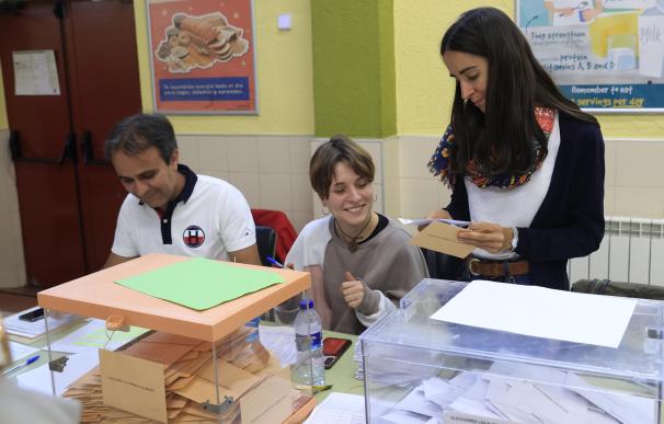 Los integrantes de una mesa electoral del colegio CEIP Ciudad de Roma proceden al recuento de votos, tras el cierre de su centro electoral