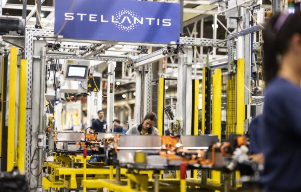 Varios empleados en la planta automovilística de Stellantis