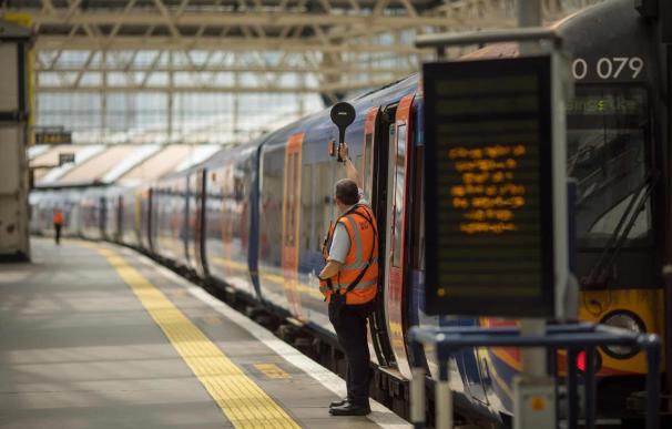 Las huelgas de trenes en el Reino Unido desembocan en el despido de trabajadores
