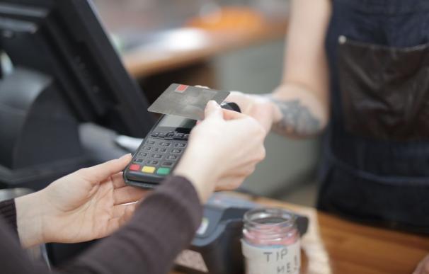 Tres razones por las que no guardar tu dinero en tarjetas de débito