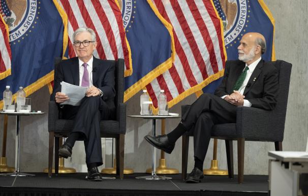 Powell sonríe en una conferencia con al expresidente de la Fed, Ben Bernanke.