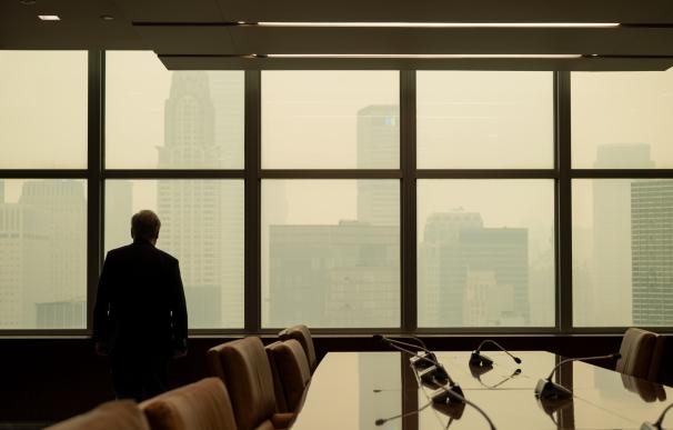 El secretario de la ONU, Antonio Guterrez, observa en su despacho de Nueva York el humo de los incendios en Canadá.