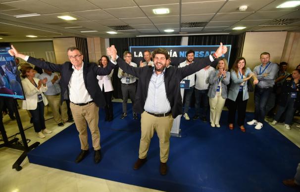 El presidente del PP de la Región de Murcia y candidato a la Presidencia de la Comunidad Autónoma, Fernando López Miras (d), y el candidato del Partido Popular a la Alcaldía de Murcia, José Ballesta.