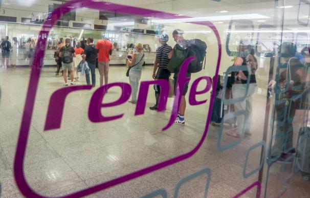 Pasajeros esperan para ser atendidos, en la estación de Chamartín, a 26 de agosto de 2022, en Chamartín (España)