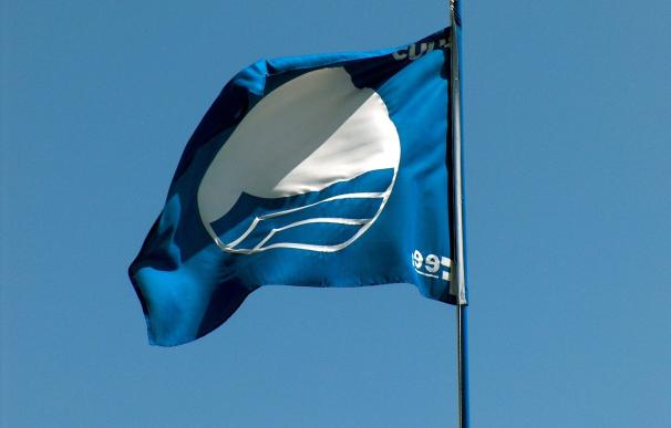Una Bandera Azul ondea en una playa en Punta Umbría.