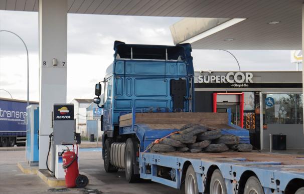 Camión estacionado en una gasolinera el día en que ha entrado en vigor la rebaja de 20 céntimos en el litro de la gasolina