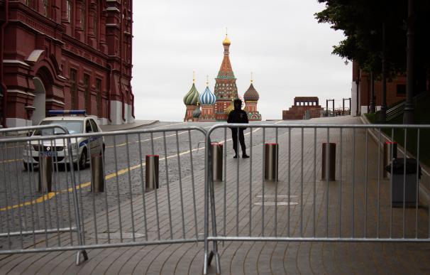 Un guarda vigila el control de entrada a la Plaza Roja de Moscú el sábado.