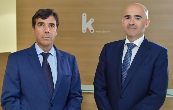 El presidente de Kutxabank, Antón Arriola, y el consejero delegado, Eduardo Ruiz de Gordejuela