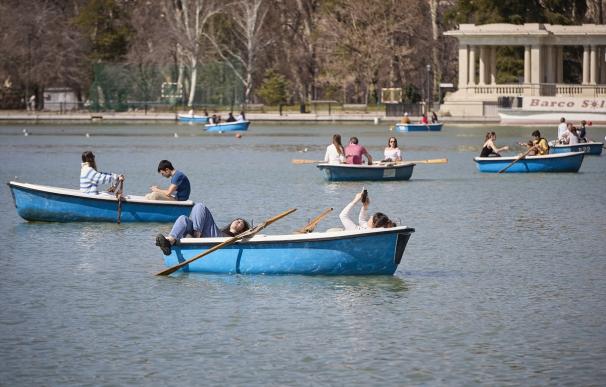 Varias personas en las barcas del estanque, en el Parque del Retir