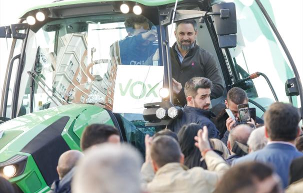 Vox 'tira la caña' al campo y recrudece la batalla por el voto rural con PP-PSOE