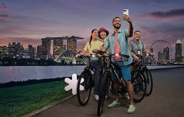 Turistas haciéndose un selfi en Singapur.