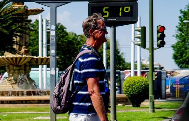 Un termómetro marca 51 grados, a 26 de junio del 2023 en Sevilla