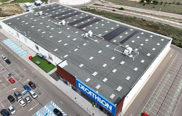 17 de los centros de Decathlon en España instalarán paneles fotovoltaicos