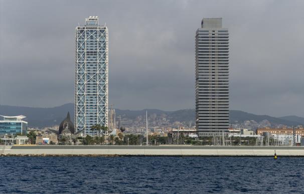 Vista de la torre Mapfre y el hotel Arts en la ciudad de Barcelona desde el mar