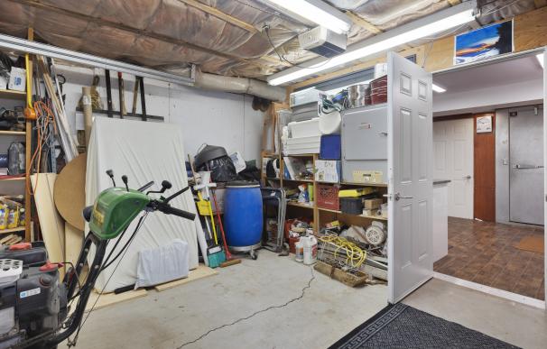 ¿Tengo derecho a dejar en mi plaza de garaje algún mueble que no me sirva?