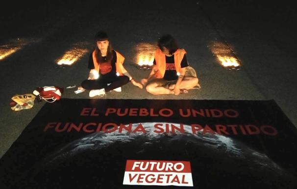 Dos activistas ecologistas pegan sus manos a una pista de Barajas en protesta