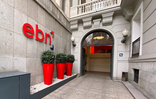 Macetas y logo de EBN Banco en la entrada de la sede en Madrid en el Paseo de Recoletos