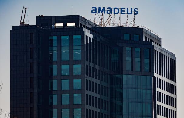 Amadeus dobla beneficios en el primer semestre pero cae casi un 5% en Bolsa