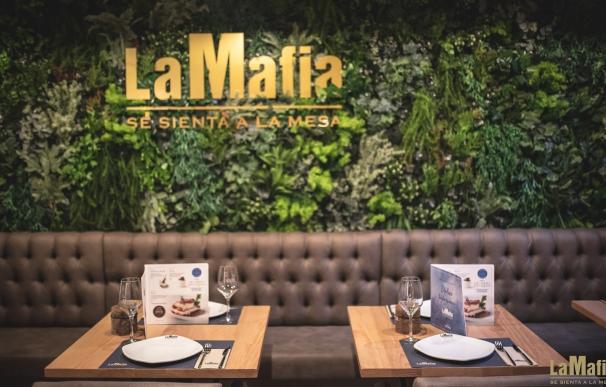 Restaurante de La Mafia se sienta a la mesa