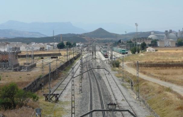 Adif suspende los trenes entre Córdoba y Sevilla por la proximidad de incendios