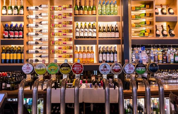 Reino Unido impone un nuevo impuesto sobre el alcohol para moderar el consumo