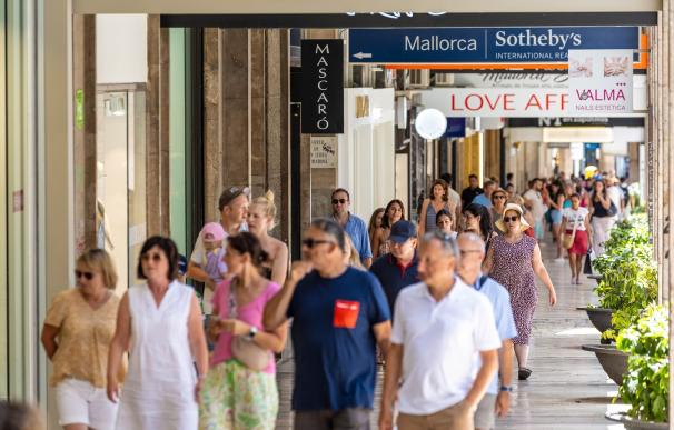La llegada de turistas se eleva un 23,7% y el gasto sube pero no llega a cifras preCovid