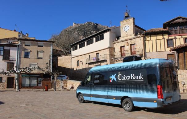 Las 18 oficinas móviles de CaixaBank prestan servicio a 636 municipios rurales