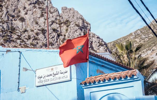 Una bandera en una calle de la ciudad de Chefchaouen, Marruecos
