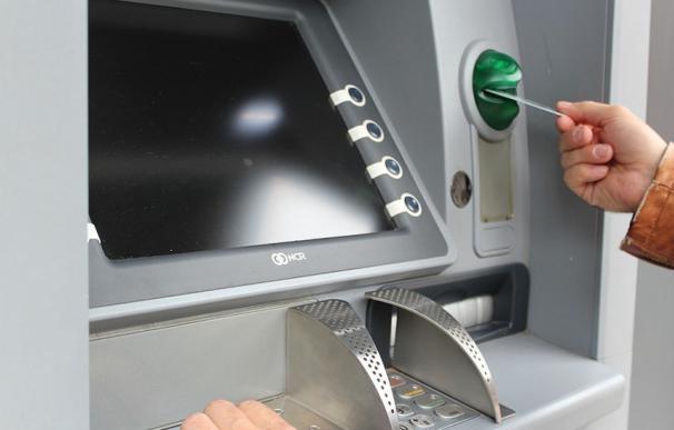 Cómo evitar las comisiones en los cajeros automáticos al sacar dinero en el extranjero