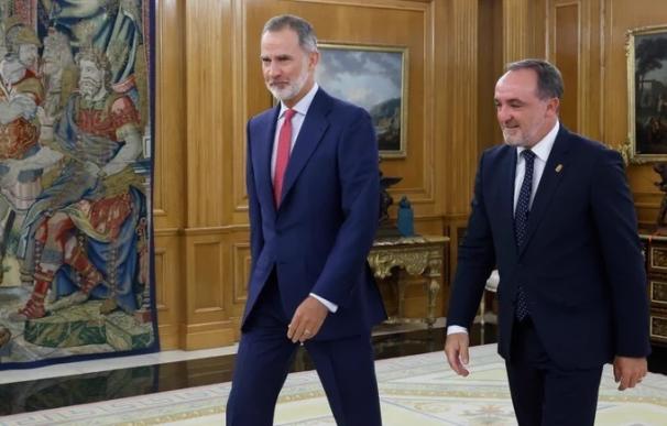 El Rey Felipe VI con el presidente de UPN, Javier Esparza