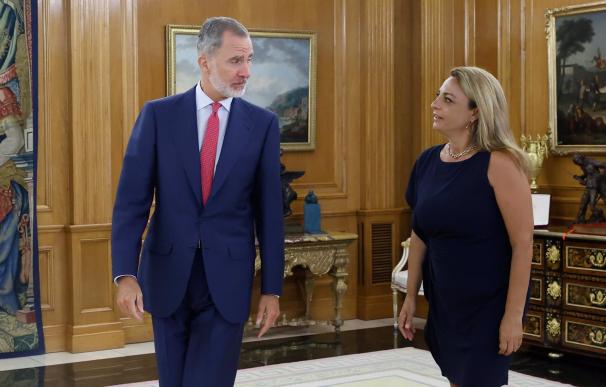 El Rey Felipe VI con la diputada de Coalición Canaria (CC), Cristina Valido