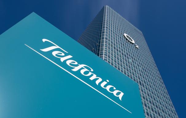 Logo de Telefónica junto a la sede de O2 en Alemania.