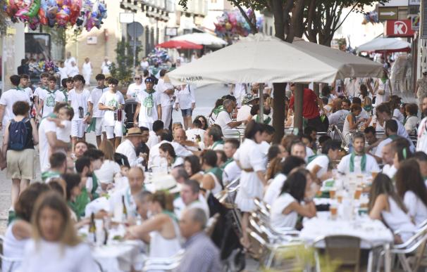 Decenas de personas en la terraza de un bar el día del lanzamiento del cohete anunciador de las Fiestas de San Lorenzo 2023