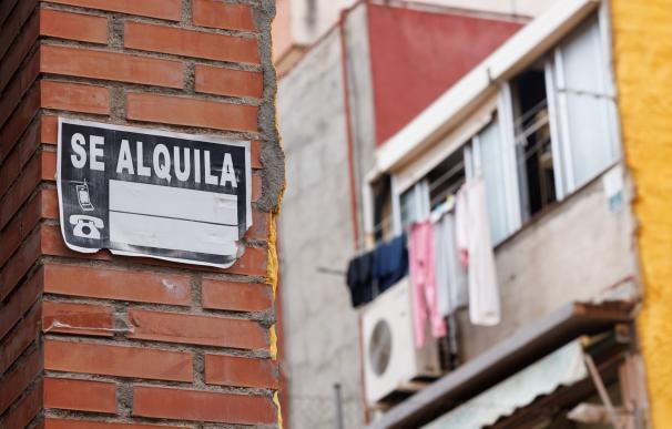 Un cartel de 'Se Alquila', 19 de junio de 2023, en Madrid (España).