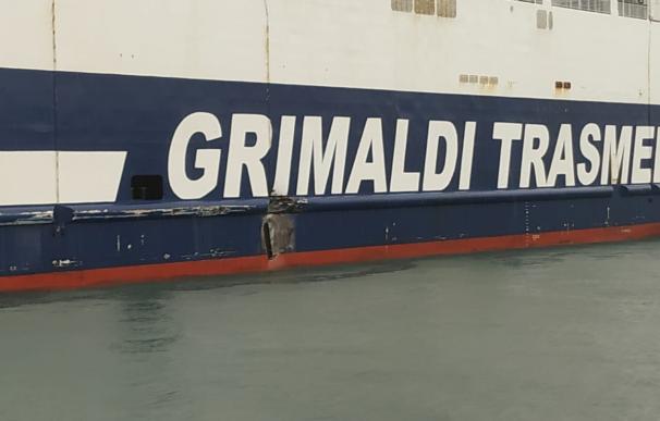 Un buque con 750 pasajeros colisiona en el puerto de Ibiza por el fuerte temporal