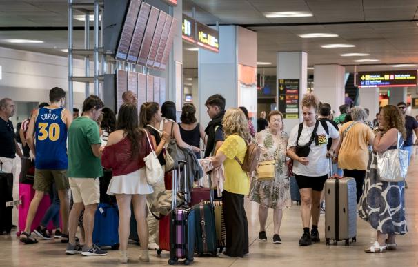 La 'vuelta a casa' de los españoles se palpa en los aeropuertos con 25.682 vuelos