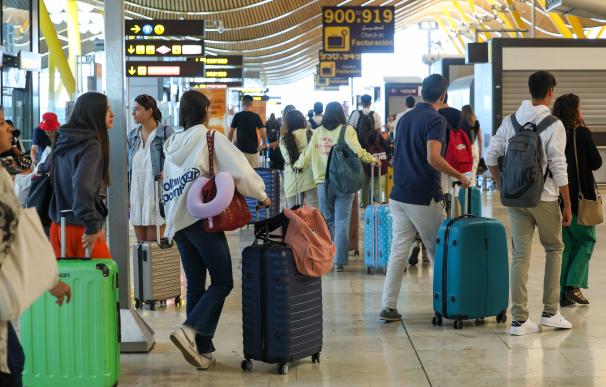 Varias personas con maletas en el Aeropuerto Adolfo Suárez-Madrid Barajas.