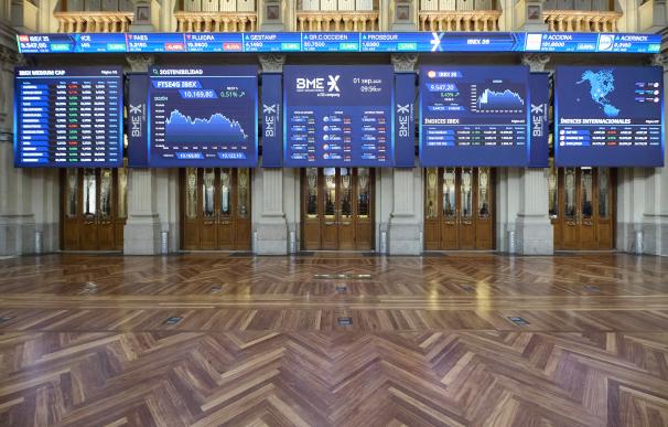 Varios paneles del Ibex 35 en el Palacio de la Bolsa